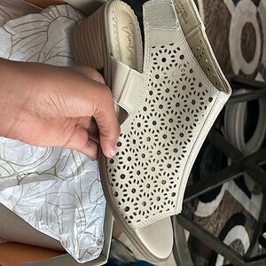 I’m selling new sandals going for 60$